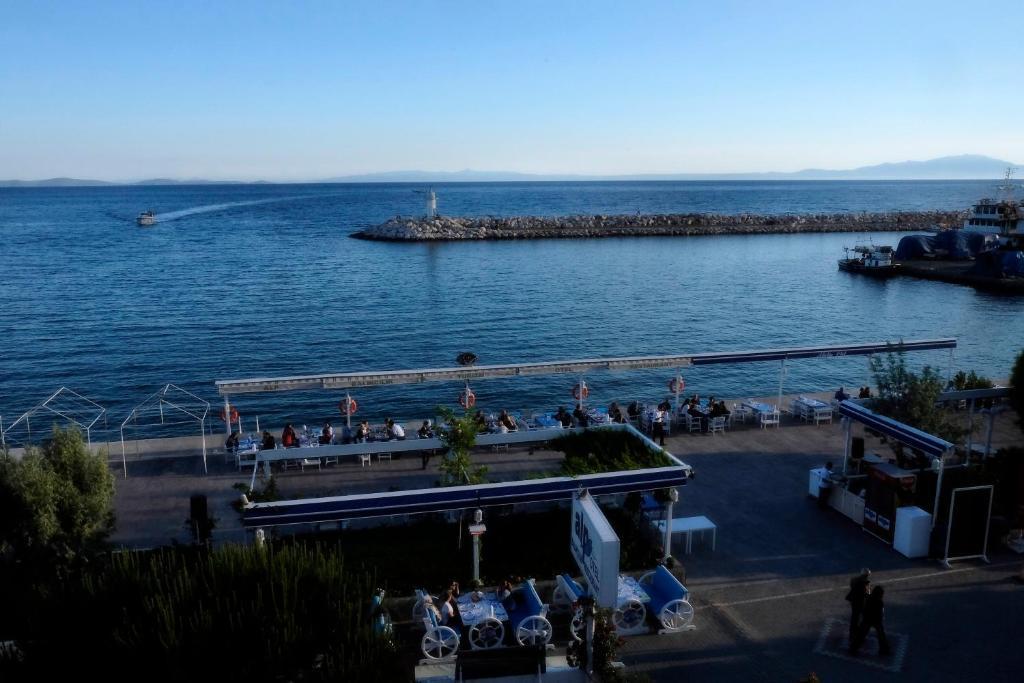 Alp Otel Restaurant Küçükkuyu Exterior foto